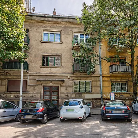 Metropolitan Tranquility 2br Terrace Near Metro Budapest