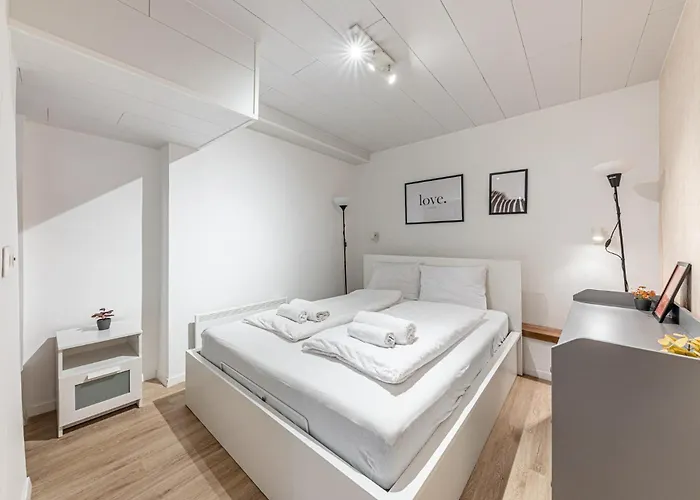 Metropolitan Tranquility 2br Terrace Near Metro Budapest